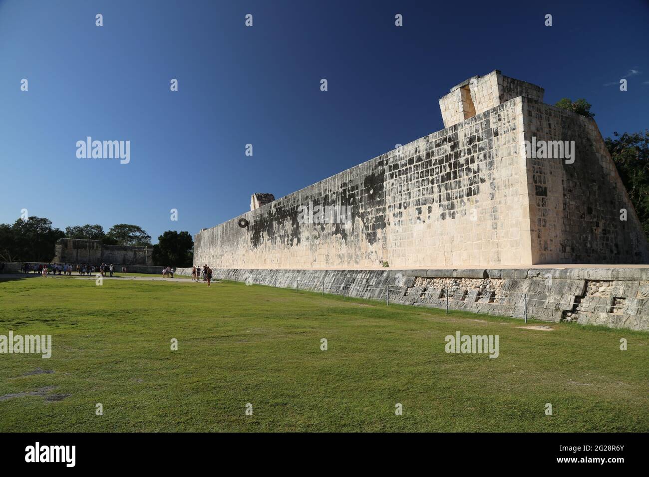 The ball court in Chichen Itza Stock Photo Alamy
