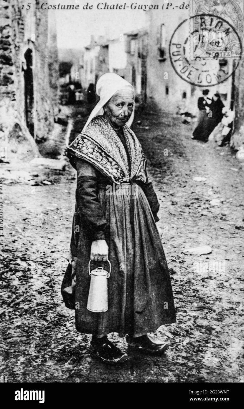 Costume De Chatel Guyon Carte Postale 1900 Stock Photo Alamy