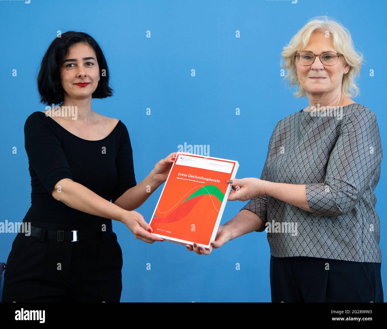 Berlin, Germany. 09th June, 2021. Christine Lambrecht (r, SPD), Federal Minister for Family Affairs, and Aysel Yollu-Tok, Chair of the Commission of Experts, present the Federal Government's Third Equality Report at the Federal Press Conference. The Third Equality Report addresses the question of what course needs to be set in order to shape developments in the digital economy in such a way that women and men have equal opportunities for realisation. Credit: Bernd von Jutrczenka/dpa/Alamy Live News Stock Photo