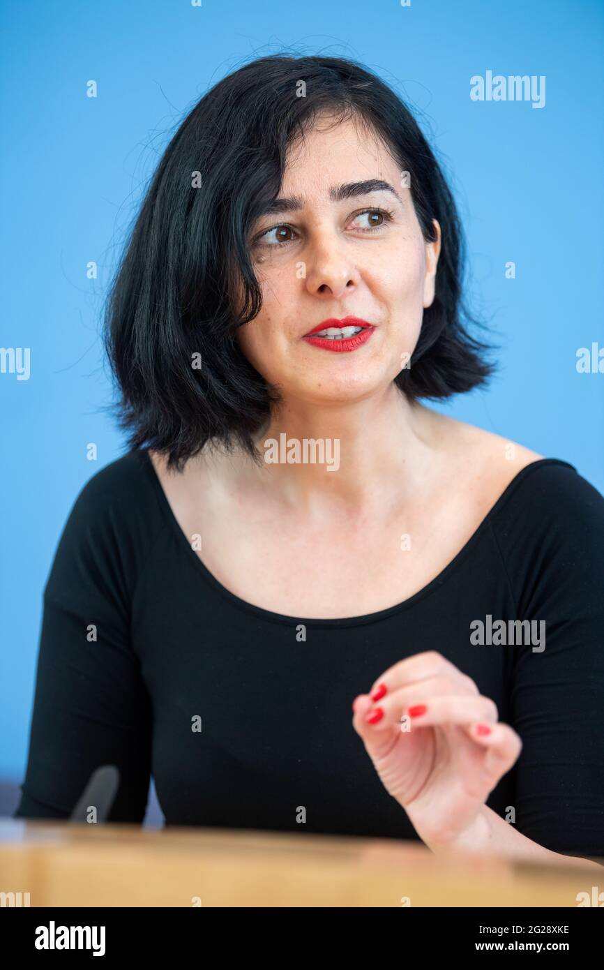 Berlin, Germany. 09th June, 2021. Aysel Yollu-Tok, Chair of the Commission of Experts, presents the Federal Government's Third Equality Report at the Federal Press Conference. The Third Report on Gender Equality addresses the question of what course needs to be set in order to shape developments in the digital economy in such a way that women and men have equal opportunities for realisation. Credit: Bernd von Jutrczenka/dpa/Alamy Live News Stock Photo