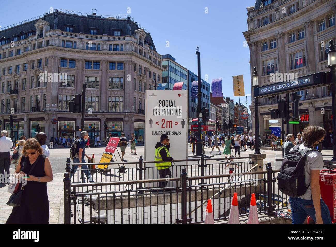 London, United Kingdom. 9th June 2021. A busy Oxford Circus as temperatures continue to rise in London. (Credit: Vuk Valcic / Alamy Live News). Stock Photo