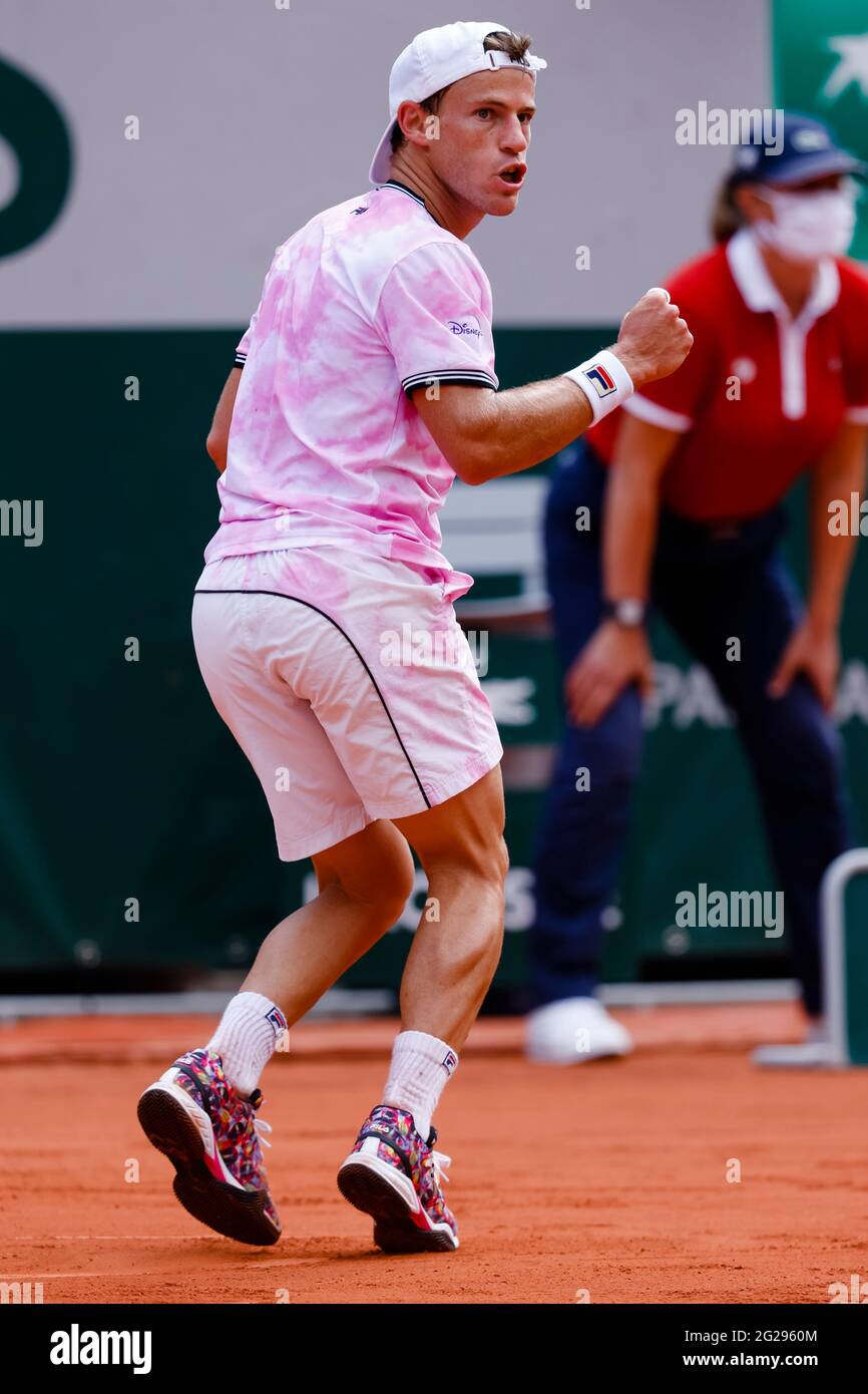 Paris, France. 09th June, 2021. Tennis: Grand Slam/ATP Tour - French Open, men's singles, quarter-finals, Nadal (Spain) - Schwartzmann (Argentina). Diego Schwartzmann is in action. Credit: Frank Molter/dpa/Alamy Live News Stock Photo