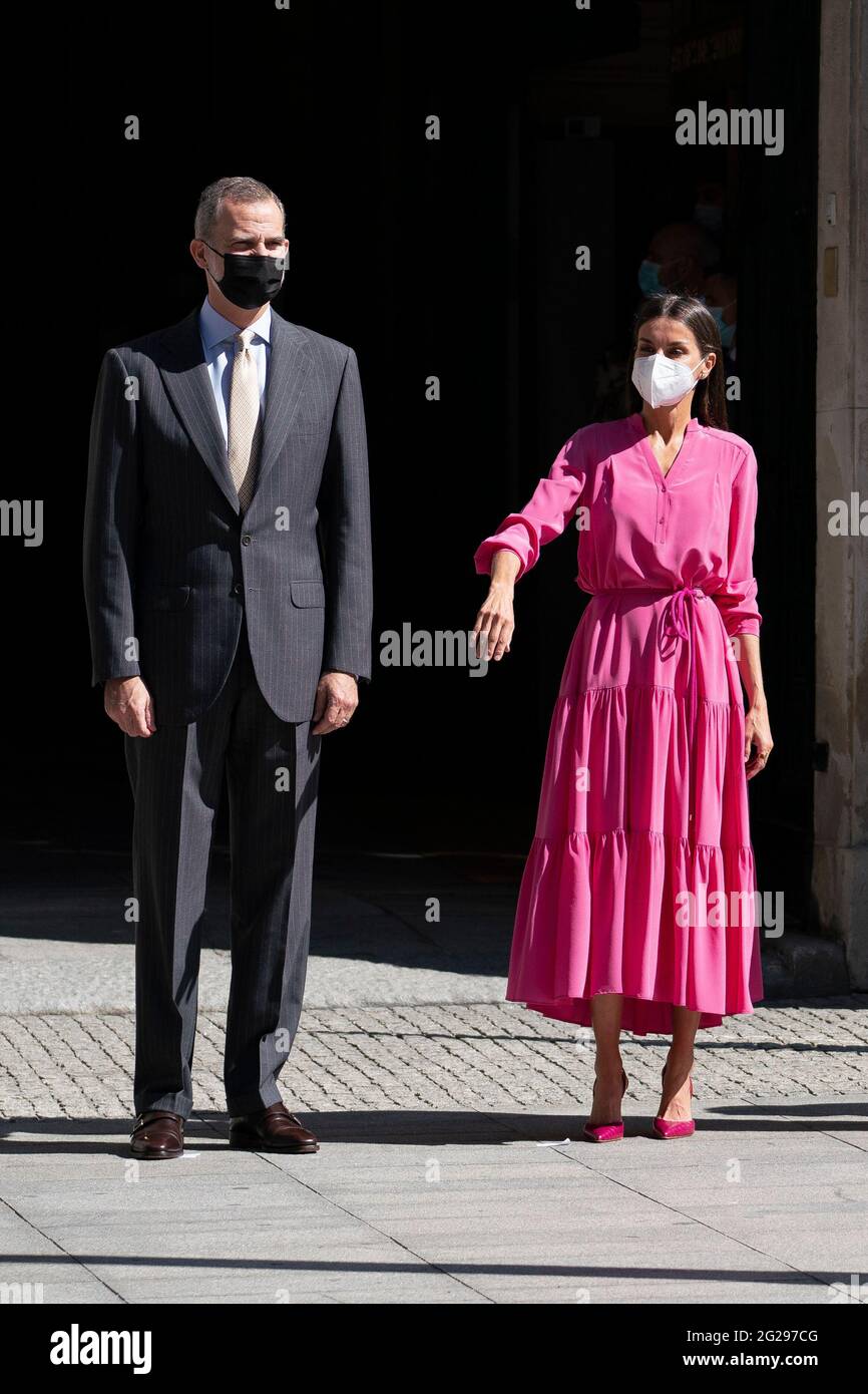 King Felipe VI and Queen Letizia Ortiz pose for a photo upon their