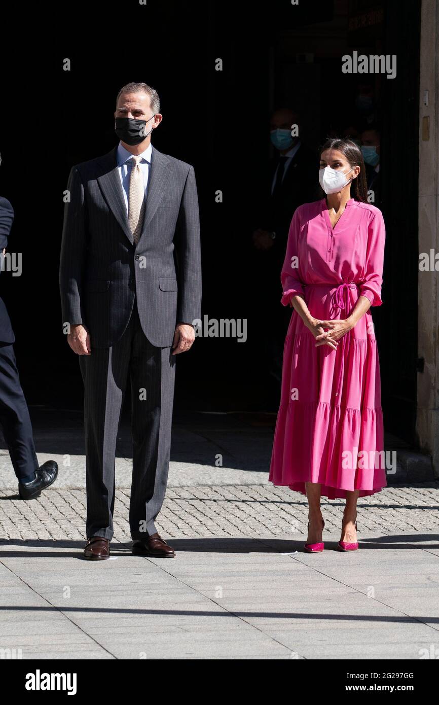 King Felipe VI and Queen Letizia Ortiz pose for a photo upon their