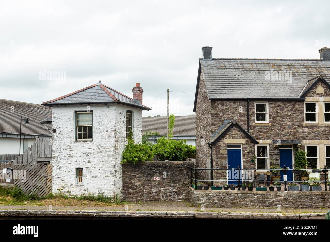Small cottage alongside the Monmouthshire and Brecon Canal, near Brecon, Powys, Wales, UK, Stock Photo