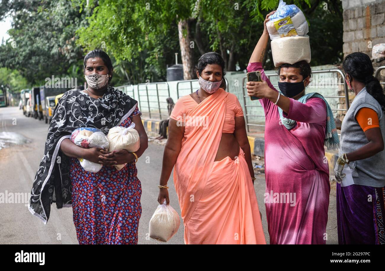 Bengaluru, India. 31st May, 2021. Transgenders chat while walking home with ration distributed by Yuva Bengaluru an NGO that has been distributing ration on a regular basis helping the community get through this lockdown. An Non Government Organization (NGO) known as Yuva Bengaluru Trust has come forward to help the transgender community with ration supplies during the second wave of Covid-19 lockdown. Credit: SOPA Images Limited/Alamy Live News Stock Photo