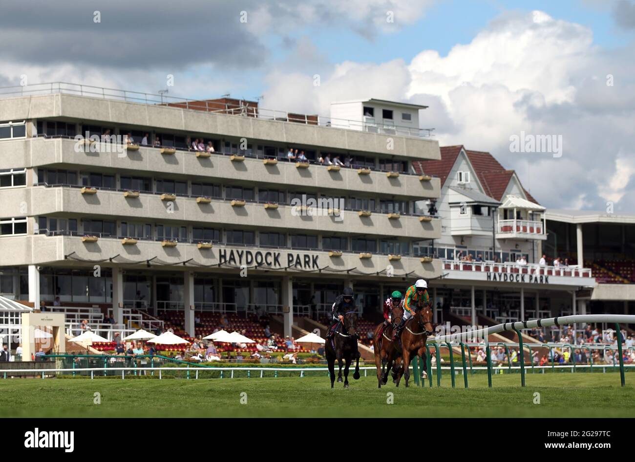 Haydock Haydock racecourse grandstand hi-res stock photography and images - Alamy