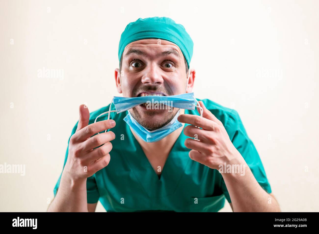 Doctor mask in hands hi-res stock photography and images - Alamy