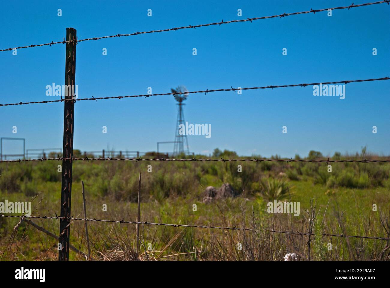 Old fence posts barbed wire hi-res stock photography and images - Alamy