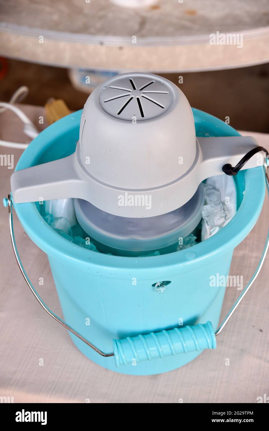 Electric 'homemade' ice cream maker, with motor to churn to make ice cream, bucket with handle holds ice, Browntown, Wisconsin, USA Stock Photo