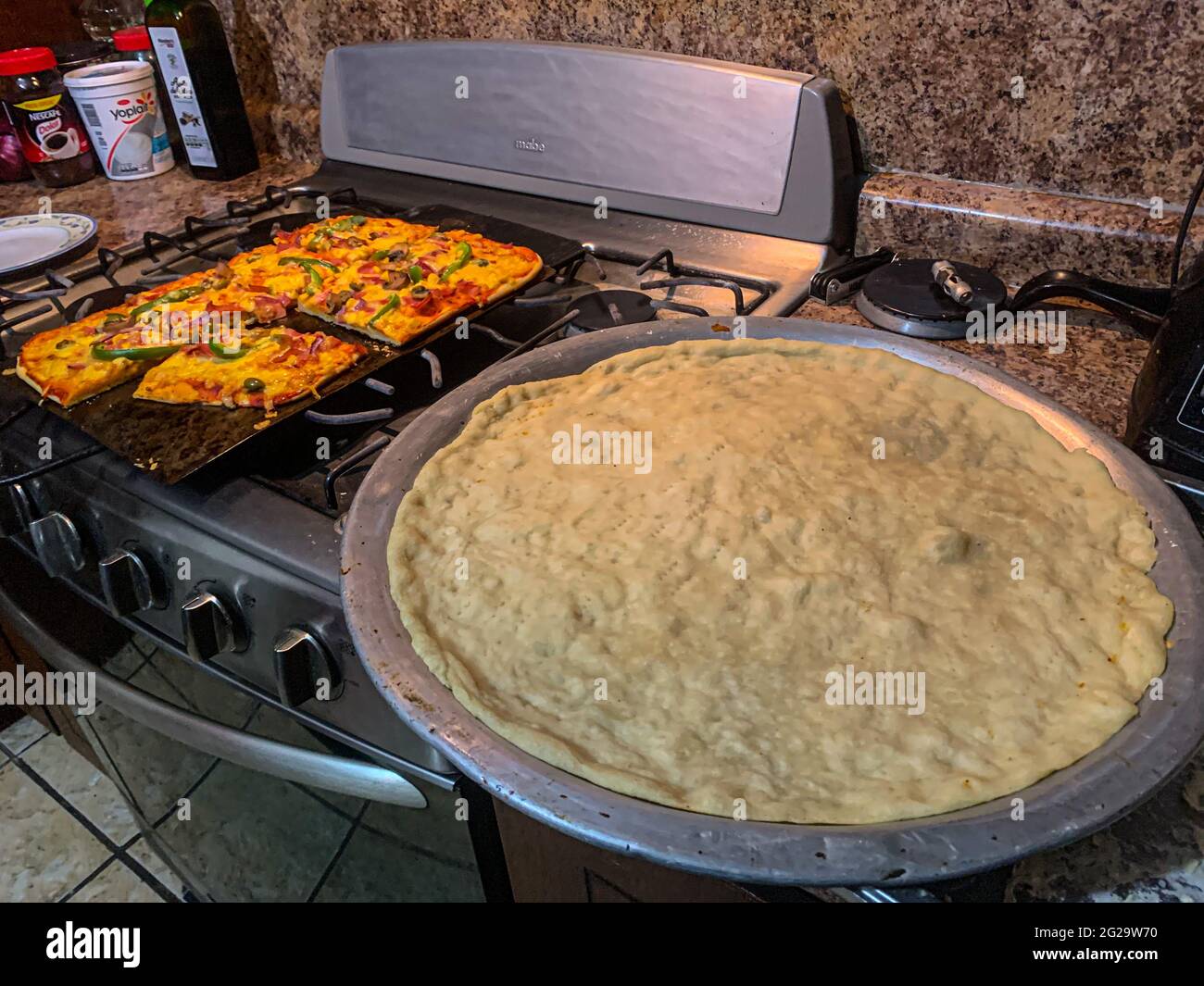 Flour base for pizza on the stove and oven. Homemade pizza in the oven.  Italian food (Photo by Luis Gutierrez / Norte Photo) Base de harina para  piza en la estufa y