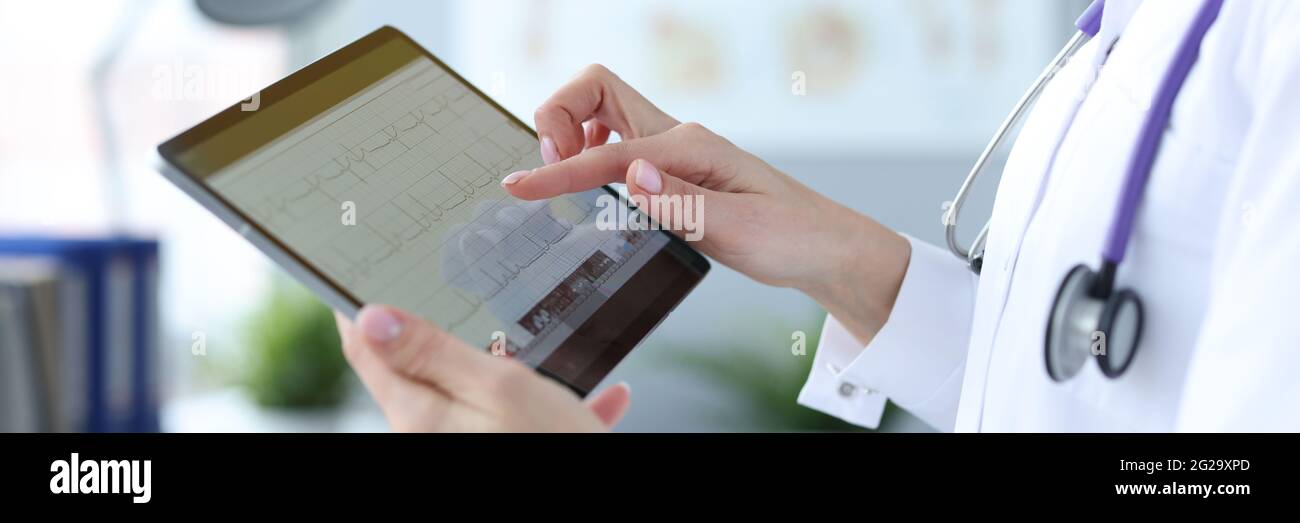 Doctor is holding tablet with heart cardiogram Stock Photo - Alamy