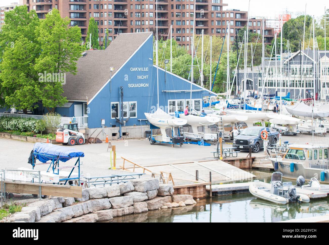 Oakville Yacht Squadron building along with various boats in the yard. Stock Photo