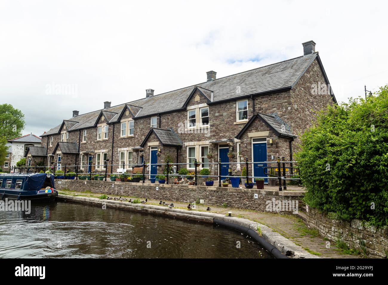 Canal-side cottages along the Monmouthshire and Brecon Canal, near Brecon, Powys, Wales, UK, Stock Photo