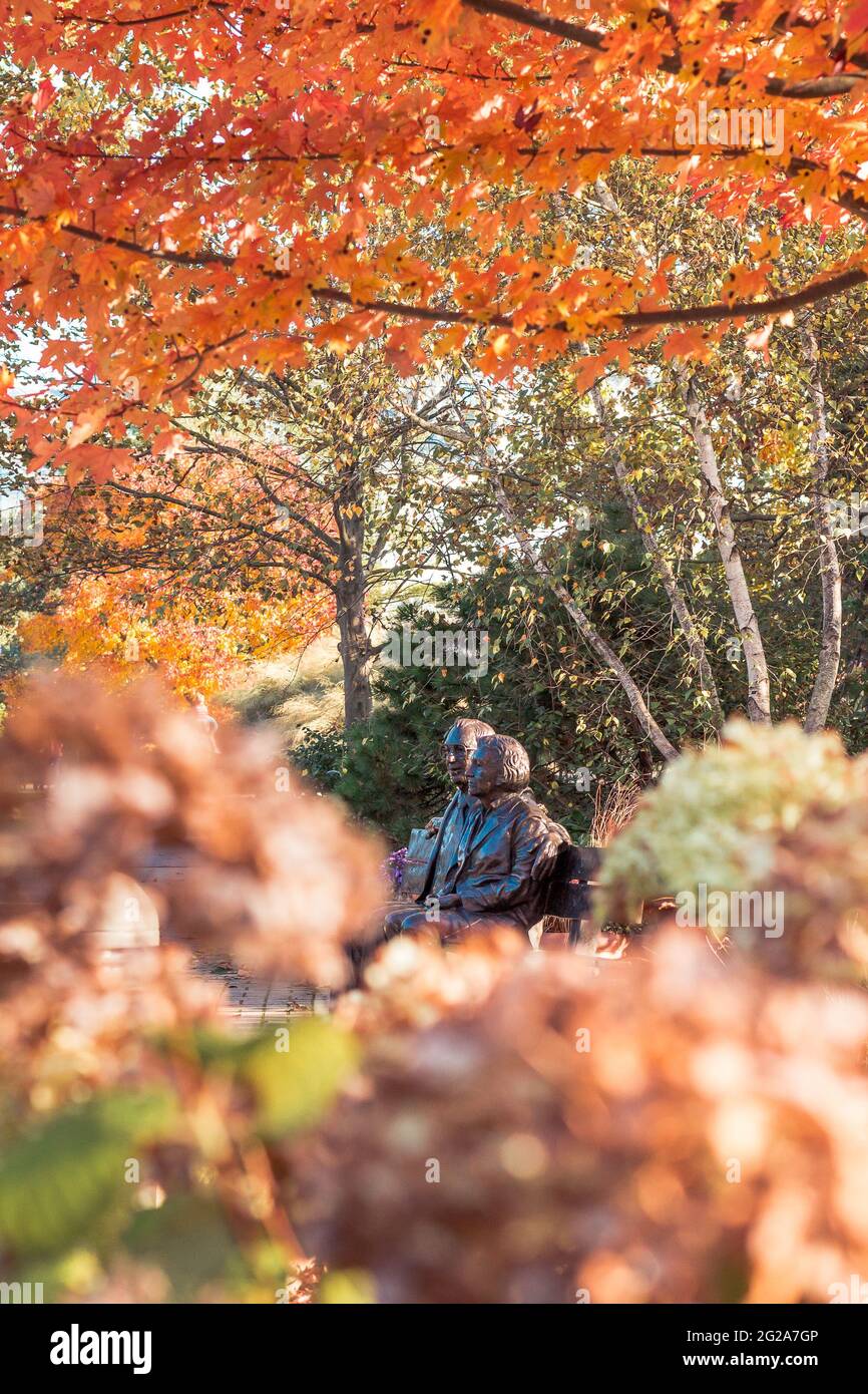 Frederik and Lena Meijer Statue in the gardens  in the fall Stock Photo
