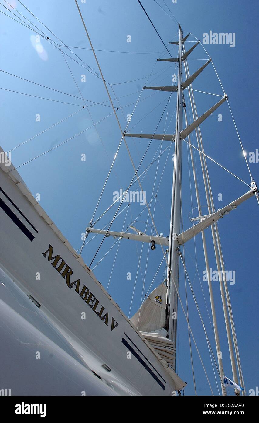 THE 295 FOOT MAST ABOARD MIRABELLA V THE WORLD LARGEST SINGLE MASTED ...