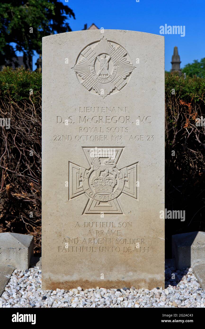 Grave of the Scottish VC recipient lieutenant David Stuart McGregor (1895-1918) at Stasegem Communal Cemetery in Harelbeke, Belgium Stock Photo