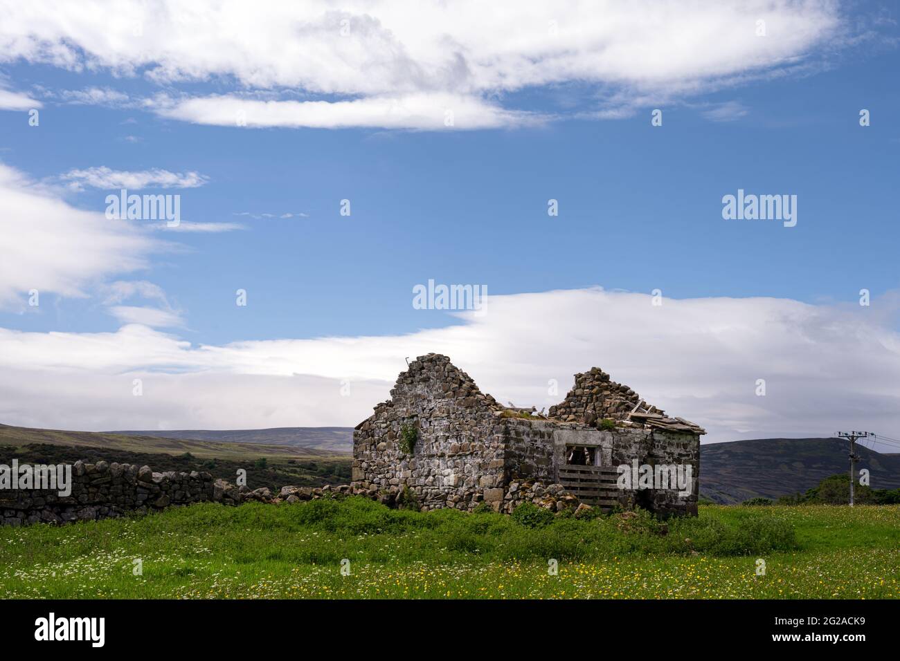 Derelict old stone barn with the roof collapsed in Upper Teesdale, County Durham, England Stock Photo