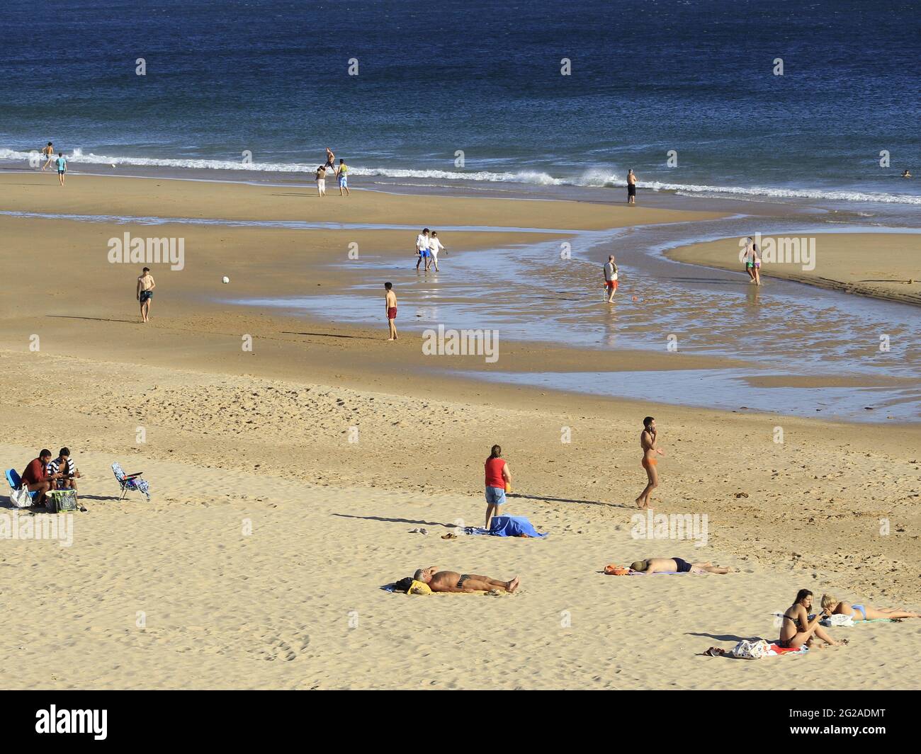 Portugal, Lisboa. 9th June, 2021. (INT) Bathers enjoy a sunny day at Carcavelos beach, in Portugal. June 9, 2021, Cascais, Lisboa: Bathers enjoy a sunny day at Carcavelos beach, in coastal region of Cascais, this spring Wednesday in mainland Europe. Credit: Edson de Souza/TheNews2 Credit: Edson De Souza/TheNEWS2/ZUMA Wire/Alamy Live News Stock Photo