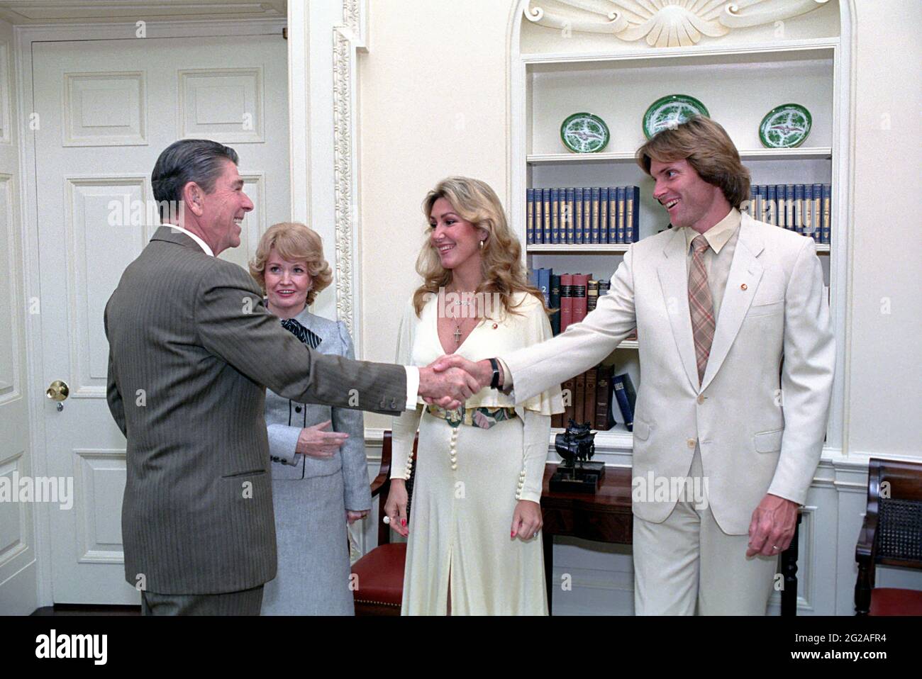 1983 . 3 november, Washington , USA : The celebrated american future Female transgender CAITLYN JENNER ( William Bruce Jenner , born in 1949 ) when was young . President of United States RONAL REAGAN Shaking Hands with Bruce Jenner with his Wife Linda Jenner and Margaret Heckler at a Signing Ceremony for Proclamation for ' National Diabetes Month ' in Oval Office . Jenner is today a Media personality , socialite , political candidate and retired Olympic gold medal-winning decathlete . Unknown photographer from White House Photographic Office .- HISTORY - FOTO STORICHE - personalità da giovane Stock Photo