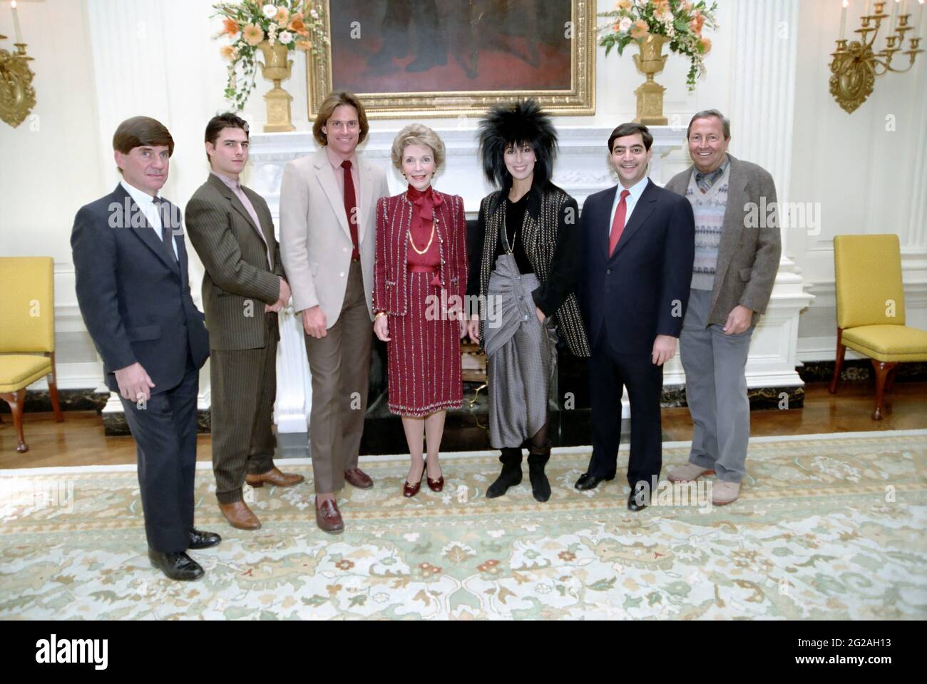 1985 . 30 october, White House, Washington , USA : The celebrated american future Female transgender CAITLYN JENNER ( William Bruce Jenner , born in 1949 ) when was young with NANCY REAGAN (wife of  President of United States RONAL REAGAN ) and: anctor TOM CRUISE ,singer CHER , painter ROBERT RAUCHENBERG with others two undentified . Jenner is today a Media personality , socialite , political candidate and retired Olympic gold medal-winning decathlete . Unknown photographer from White House Photographic Office .- HISTORY - FOTO STORICHE - personalità da giovane giovani - personality personalit Stock Photo