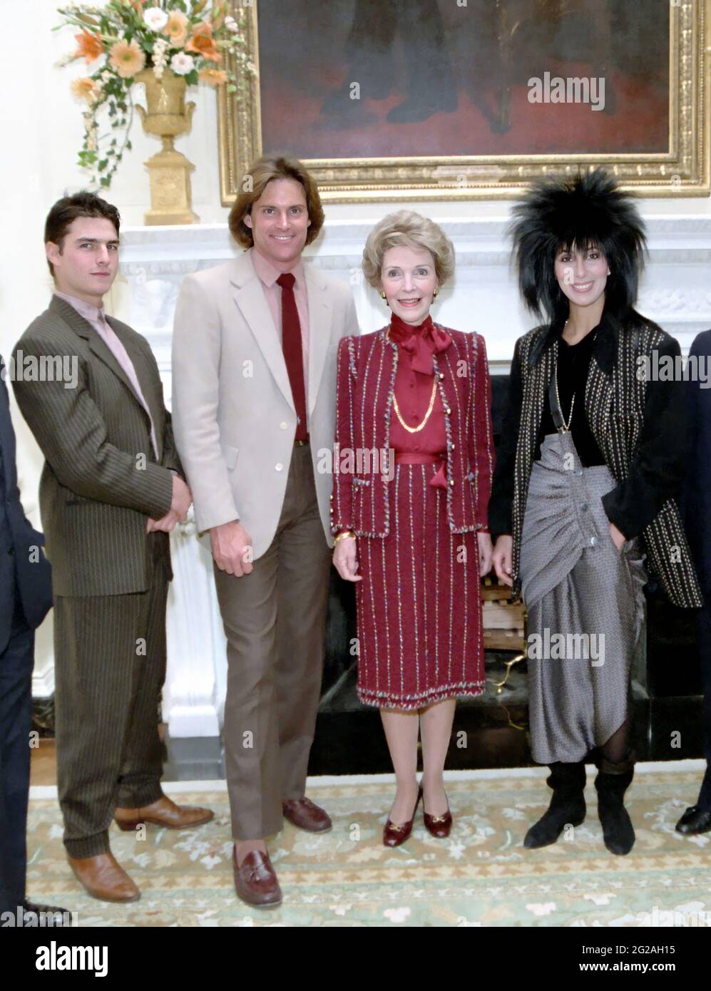 1985 . 30 october, White House, Washington , USA : The celebrated american future Female transgender CAITLYN JENNER ( William Bruce Jenner , born in 1949 ) when was young with NANCY REAGAN (wife of  President of United States RONAL REAGAN ) and: anctor TOM CRUISE and singer CHER . Jenner is today a Media personality , socialite , political candidate and retired Olympic gold medal-winning decathlete . Unknown photographer from White House Photographic Office .- HISTORY - FOTO STORICHE - personalità da giovane giovani - personality personalities when was young - SPORT - POLITICA - POLITICO - pol Stock Photo