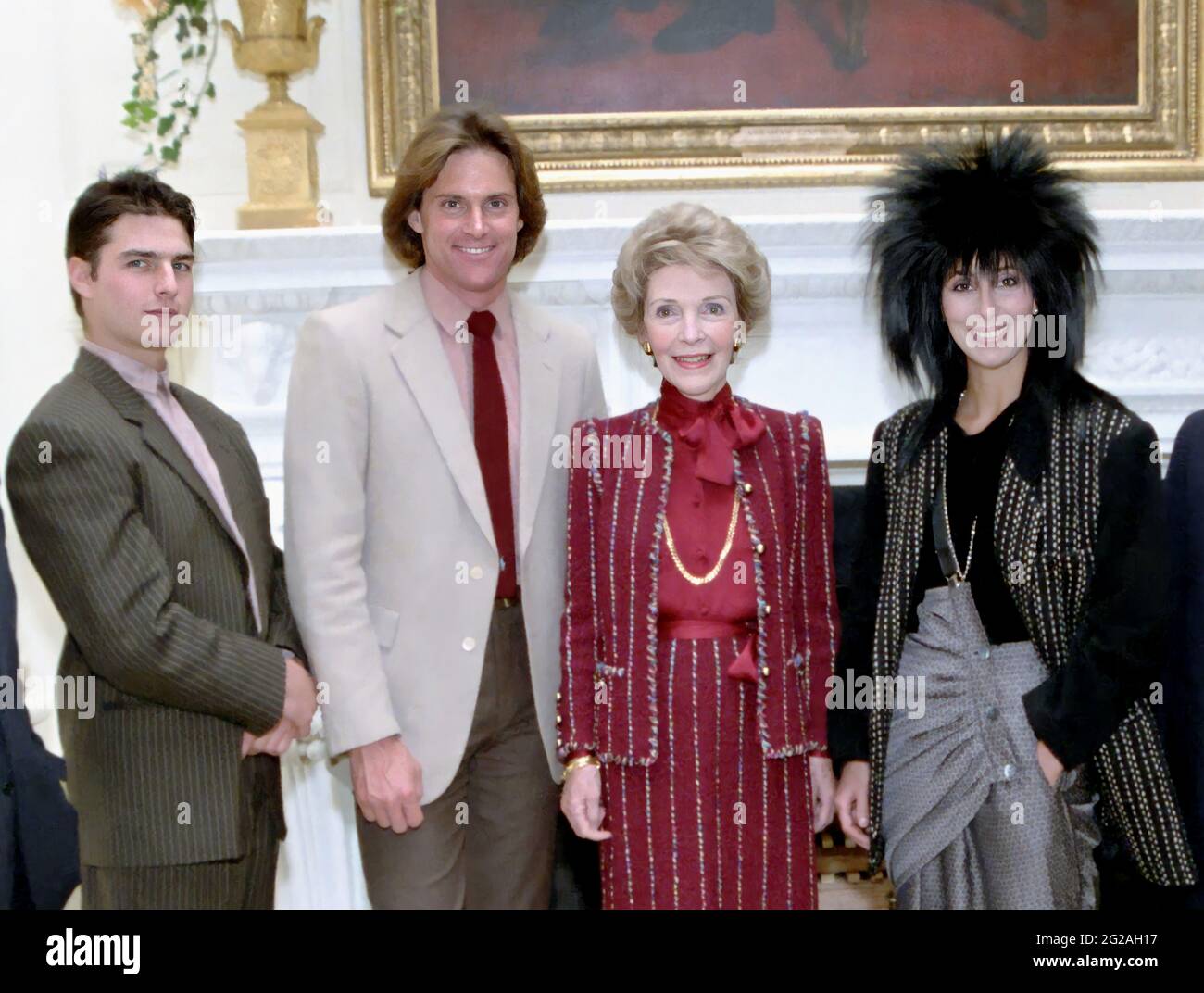 1985 . 30 october, White House, Washington , USA : The celebrated american future Female transgender CAITLYN JENNER ( William Bruce Jenner , born in 1949 ) when was young with NANCY REAGAN (wife of  President of United States RONAL REAGAN ) and: anctor TOM CRUISE and singer CHER . Jenner is today a Media personality , socialite , political candidate and retired Olympic gold medal-winning decathlete . Unknown photographer from White House Photographic Office .- HISTORY - FOTO STORICHE - personalità da giovane giovani - personality personalities when was young - SPORT - POLITICA - POLITICO - pol Stock Photo