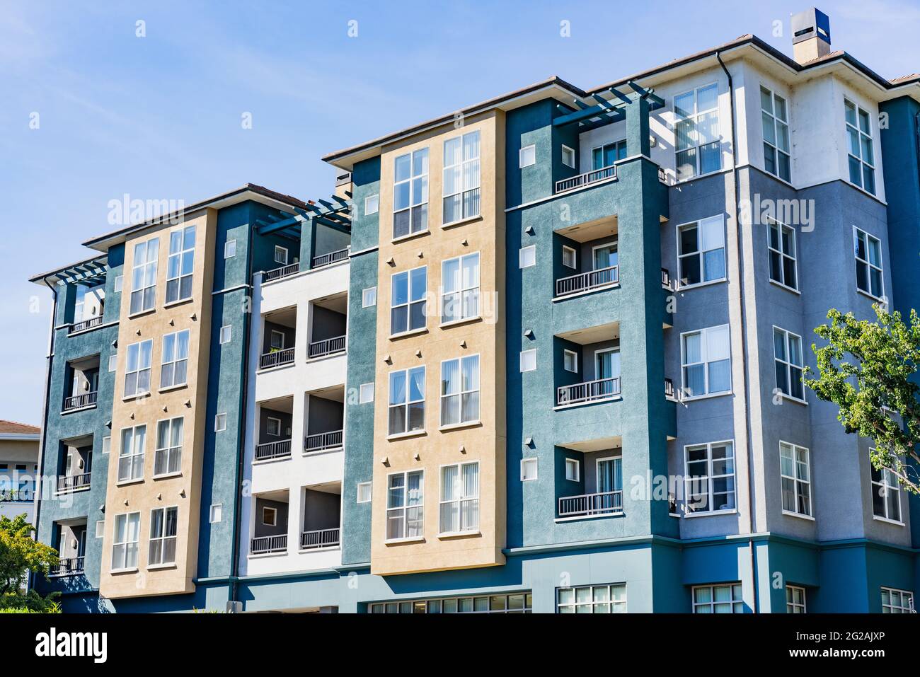 Exterior view of modern apartment building offering luxury rental units in Silicon Valley; Sunnyvale, San Francisco bay area, California Stock Photo