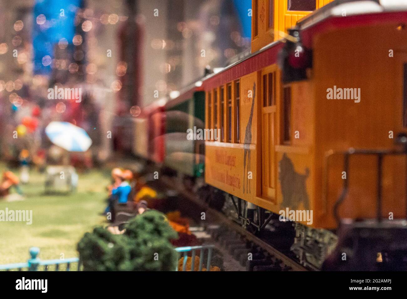 Train traveling through model hi-res stock photography and images - Alamy