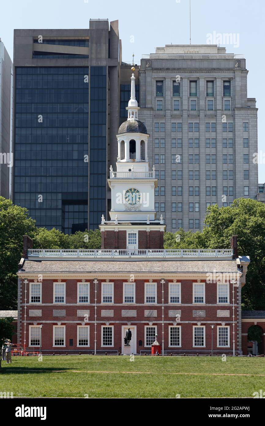 Independence Hall against a backdrop of Philadelphia office buildings. Independence National Historical Park, Pennsylvania Stock Photo