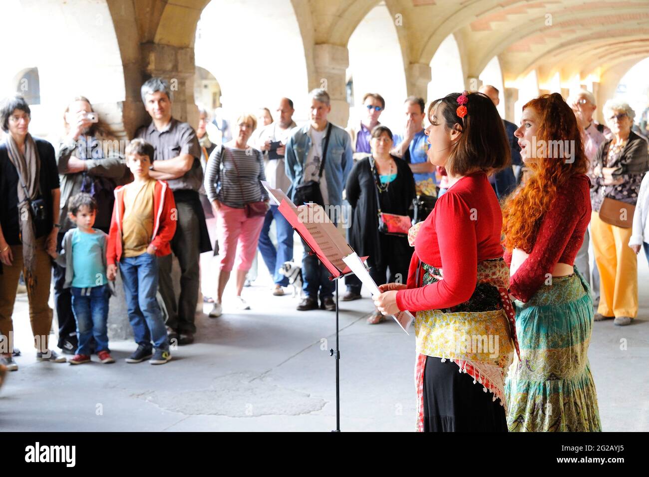 FRANCE, PARIS (75) 3 AND 4TH ARRONDISSEMENT, MUSIC DAY ON PLACE DES VOSGES, OPERA SINGERS Stock Photo