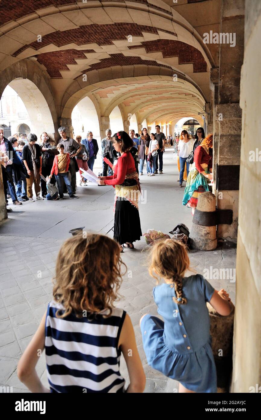 FRANCE, PARIS (75) 3 AND 4TH ARRONDISSEMENT, MUSIC DAY ON PLACE DES VOSGES, OPERA SINGERS Stock Photo