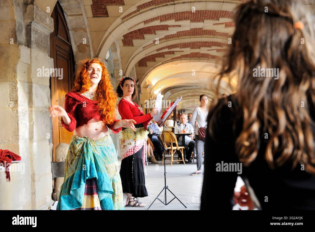 FRANCE, PARIS (75) 3 AND 4TH ARRONDISSEMENT, MUSIC DAY ON PLACE DES VOSGES, OPERA SINGERS Stock Photo