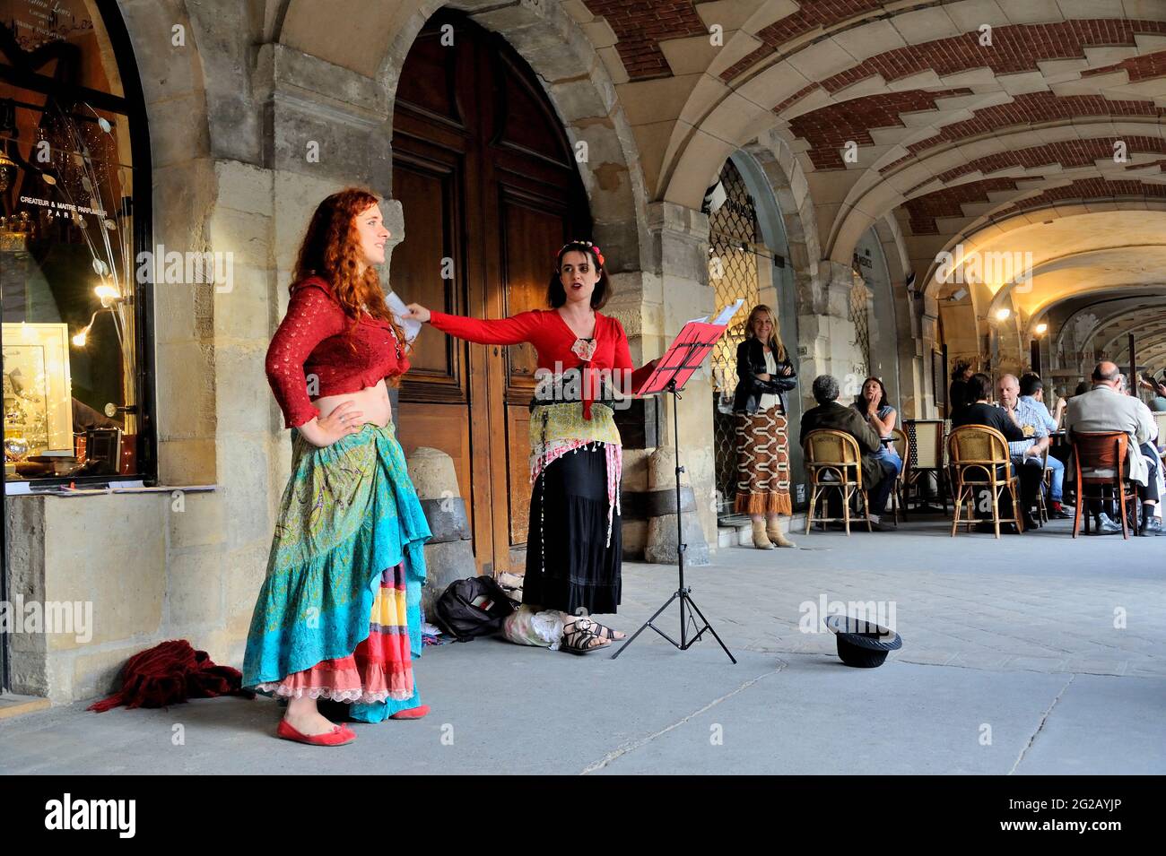 FRANCE, PARIS (75) 3 AND 4TH ARRONDISSEMENT, MUSIC DAY ON PLACE DES VOSGES, OPERA SINGERS Stock Photo