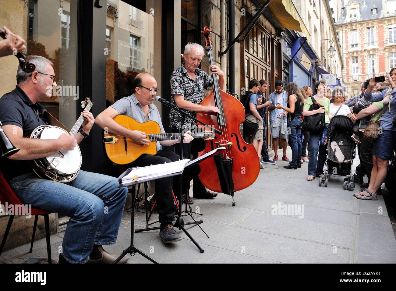 FRANCE, PARIS (75) 4TH ARRONDISSEMENT, MUSIC DAY, JAZZ BAND ON RUE DE BIRAGUE Stock Photo