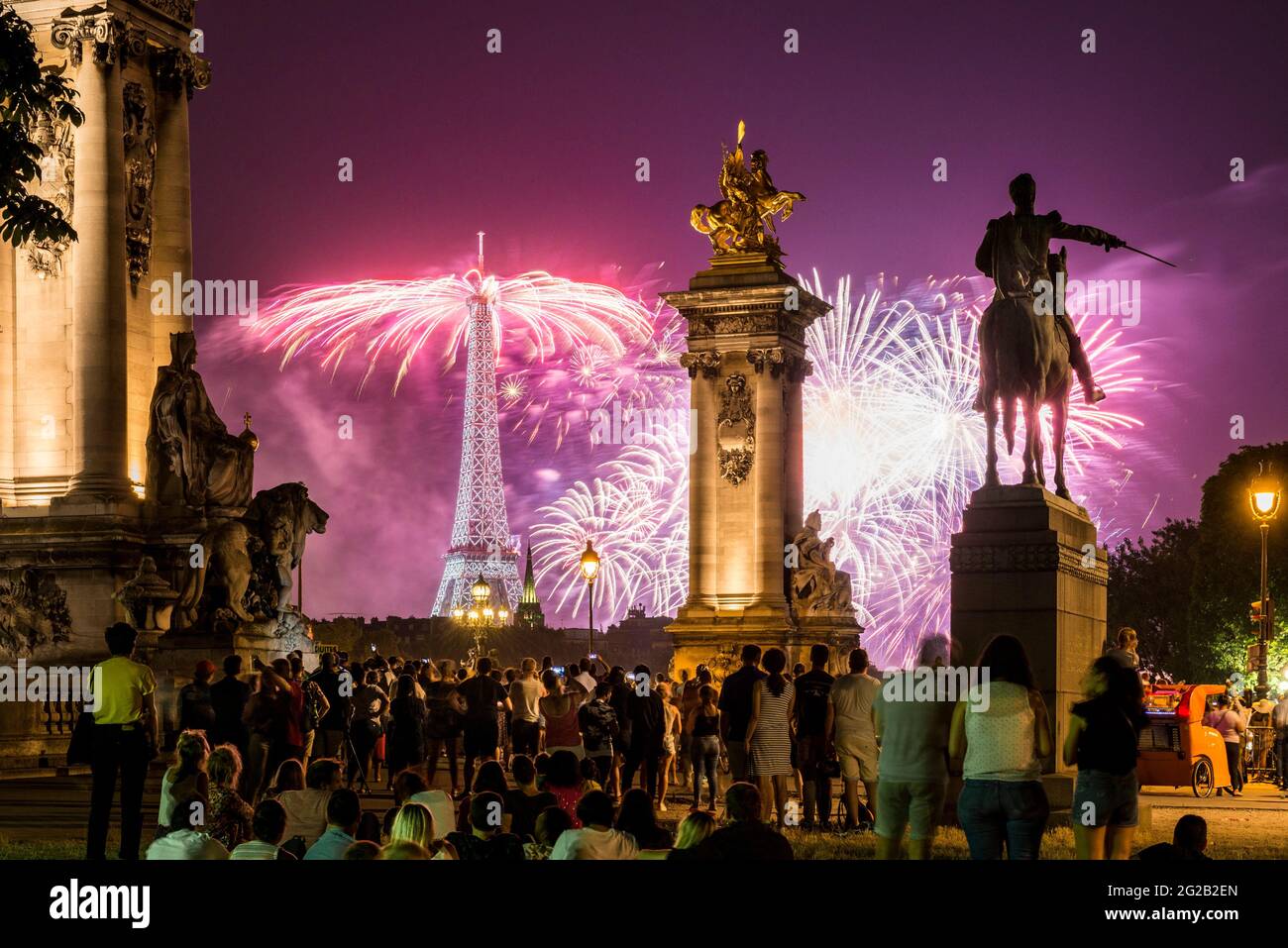 FRANCE. PARIS (7TH DISTRICT). FIREWORKS AT THE EIFFEL TOWER (CREATION: GROUP F), ON THE OCCASION OF THE NATIONAL DAY ( FROM THE ALEXANDRE III BRIDGE ) Stock Photo