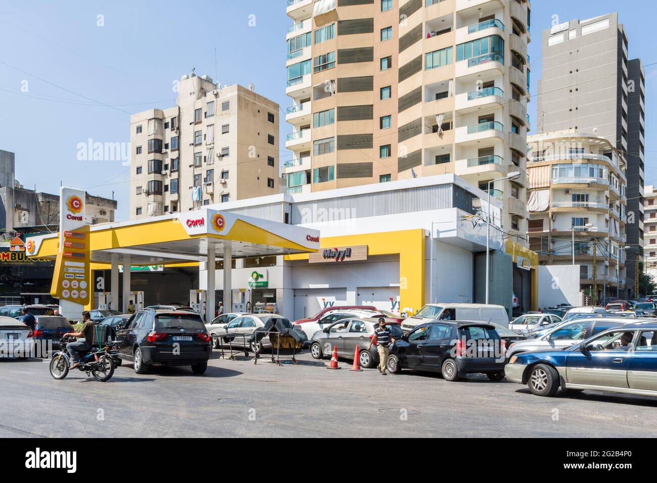 Lebanese drivers queue for hours at gas stations during fuel crisis, Beirut, Lebanon Stock Photo