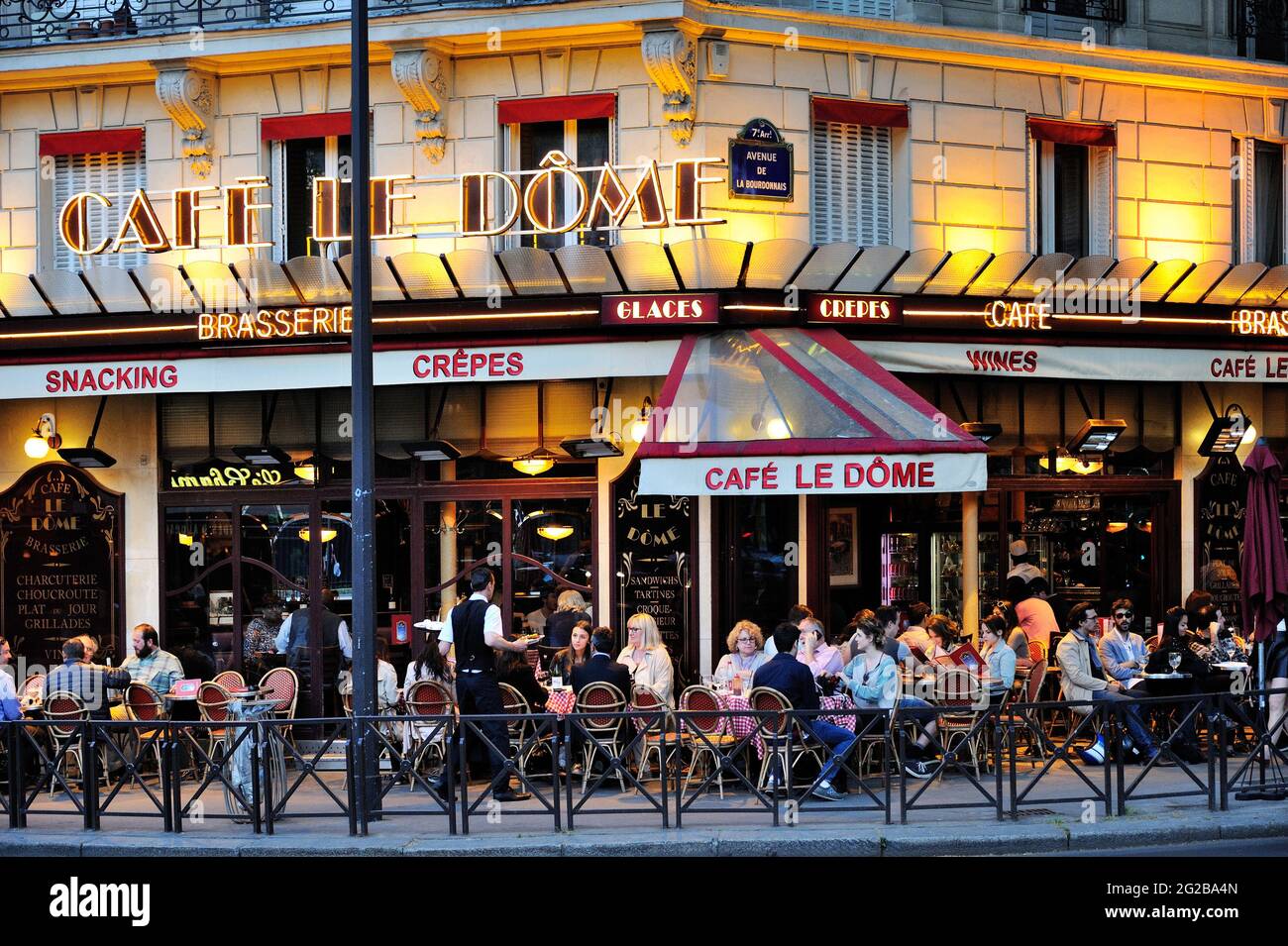 FRANCE, PARIS (75) 7TH ARRONDISSEMENT, BAR AND RESTAURANT CAFE LE DOME, TERRACE Stock Photo