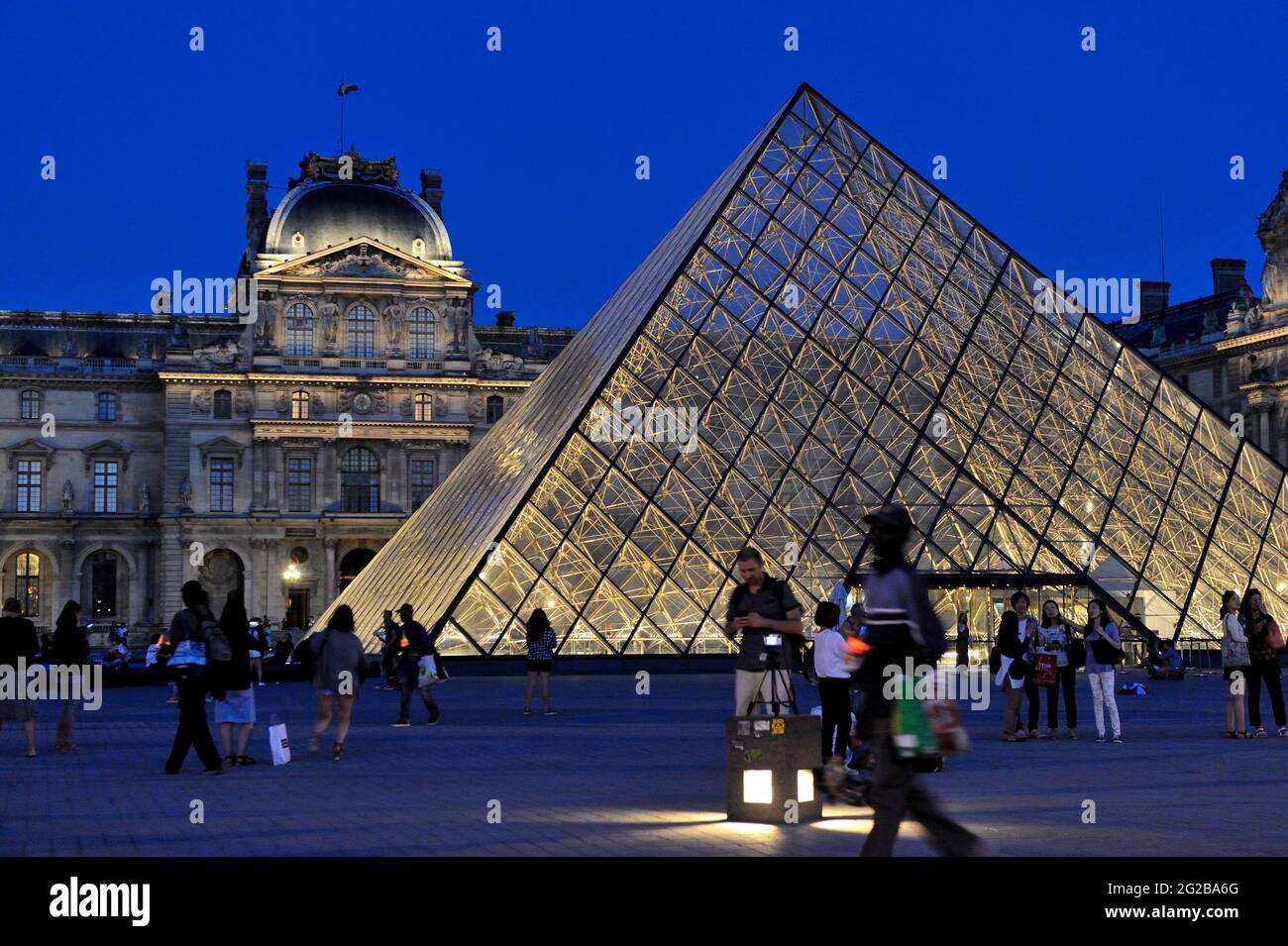 FRANCE, PARIS (75) 1ST ARRONDISSEMENT, THE LOUVRE MUSEUM AND THE PYRAMID AT NIGHT Stock Photo