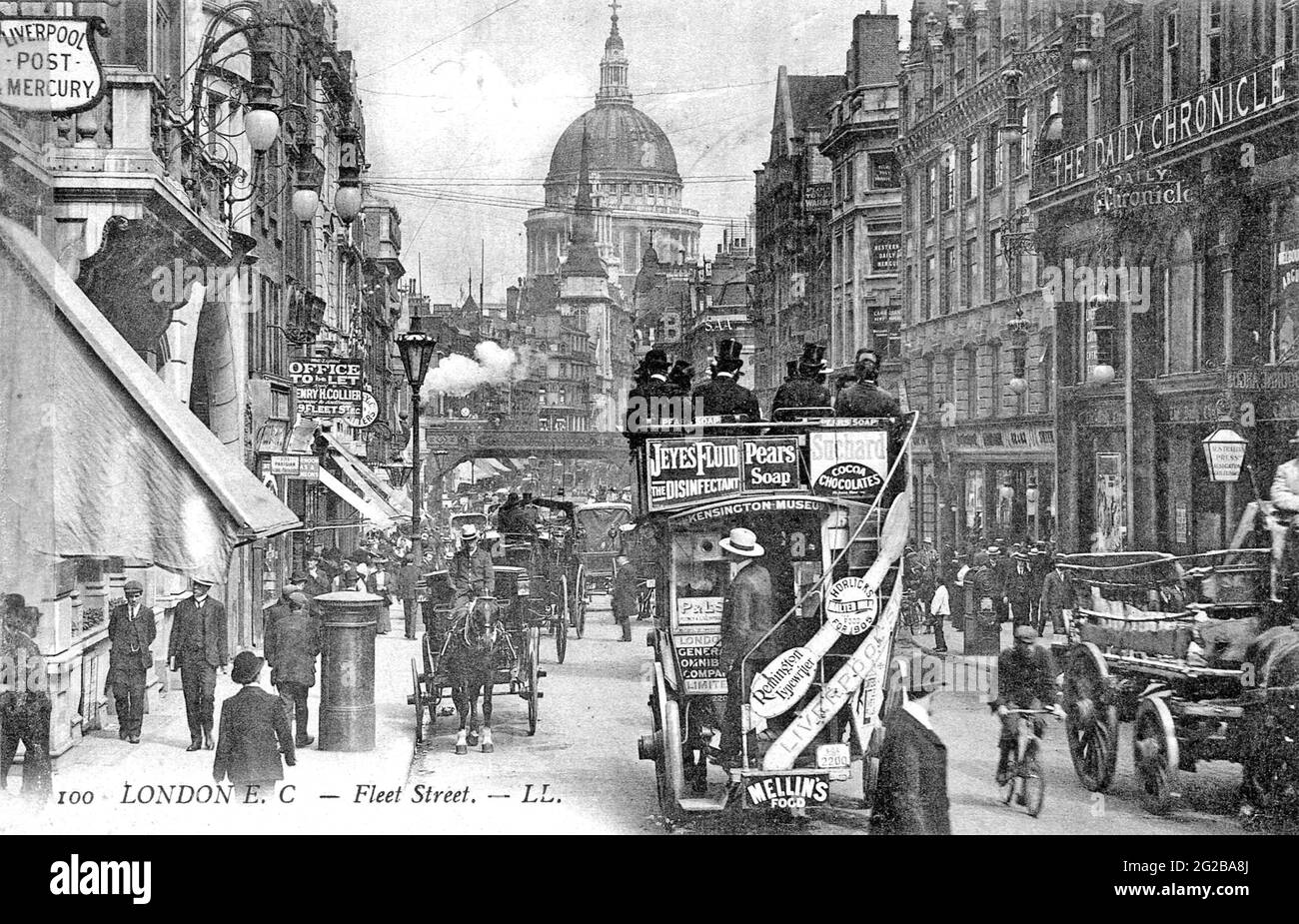 FLEET STREET, London , about 1900, looking towards St Paul's Cathedral with the Daily Chronicle offices at right Stock Photo