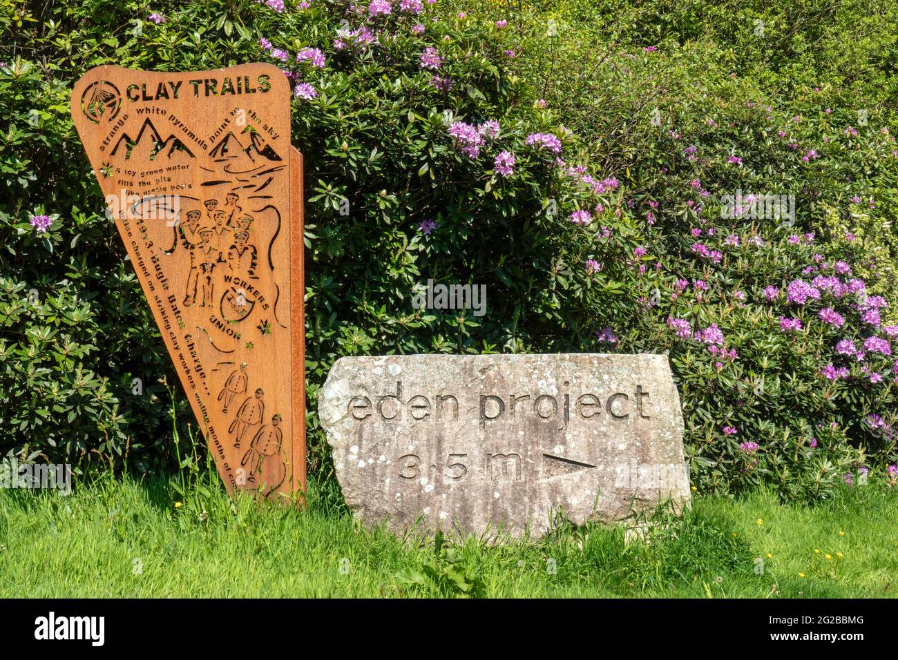 Sign at beginning of clay trails next to directions to Eden Project in Cornwall Stock Photo Alamy