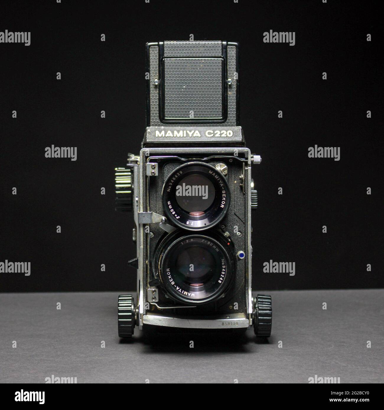 Mamiya c220 twin lens reflex medium format film camera Stock Photo - Alamy