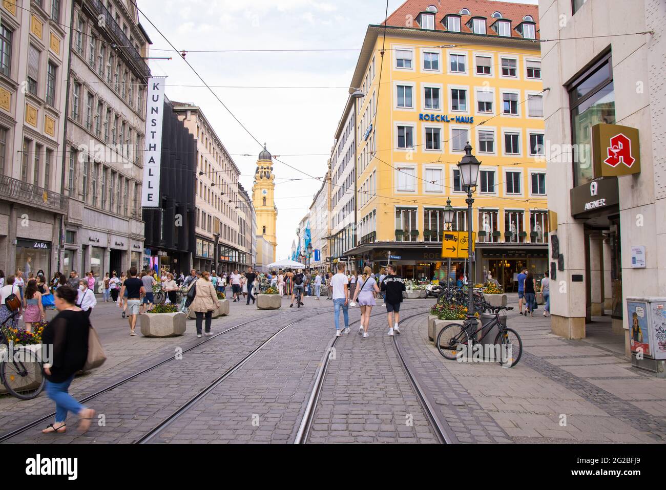Pedestrian zone in Munich on a sunny day - MUNICH, GERMANY - JUNE 03, 2021  Stock Photo - Alamy