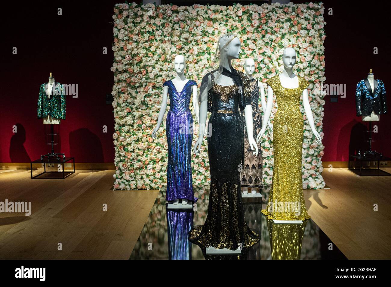 CHRISTIE'S LONDON 10 June 2021 . A black and gold sequined 'OSCAR' dress worn by Nicole Kidman. Estimate: 1,500-2,500 and dresses worn by Penelope Cruz, Daphne Guinness, Naomi Campbell, Isla Fisher and CHRISTIE'S LONDON 10 June 2021 . A black and gold sequined 'OSCAR' dress worn by Nicole Kidman. Estimate: 1,500-2,500 and dresses worn by Penelope Cruz, Daphne Guinness, Naomi Campbell, Isla Fisher and
