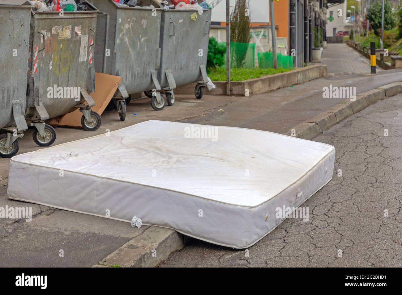 Dump mattress hires stock photography and images Alamy