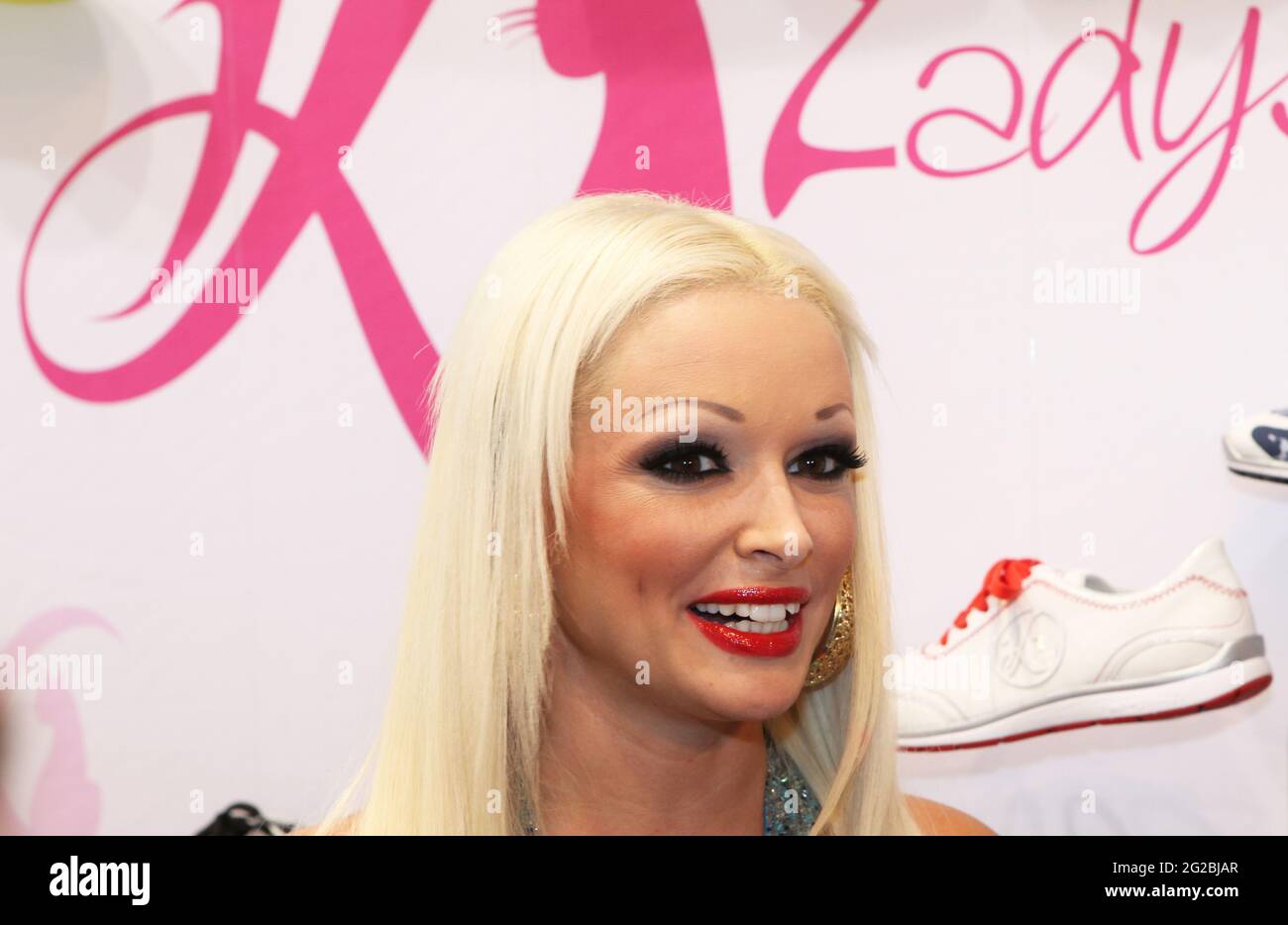 Daniela Katzenberger auf der Schuhmesse GDS in Düsseldorf. In einem  tiefausgeschnittenen Kleid präsentiert sie ihre Schuhkollektion Stock Photo  - Alamy