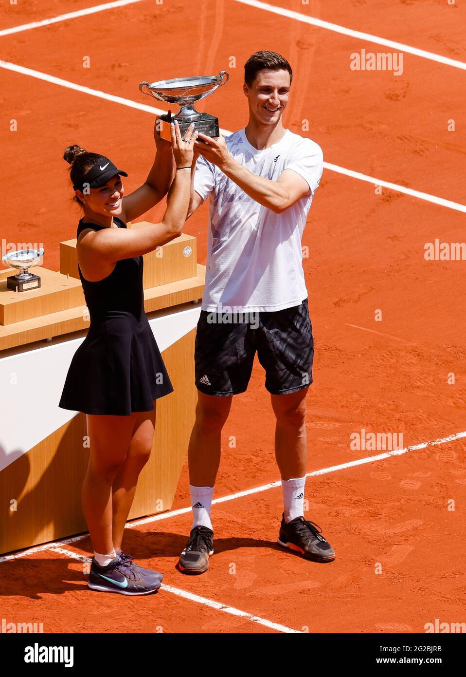 Paris, France. 10th June, 2021. Desirae Krawczyk from the USA and Joe Salisbury from GBR won the Mix Doubles final at the 2021 French Open Grand Slam tennis tournament in Roland Garros, Paris, France. Frank Molter/Alamy Live news Stock Photo