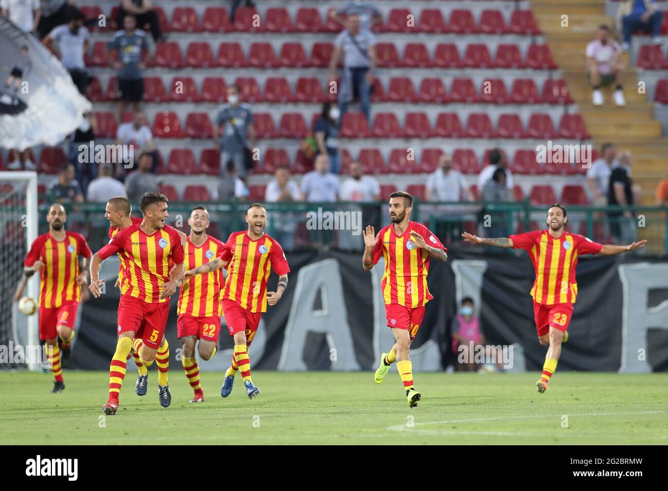 Alessandria, Italy, 9th June 2021. Gianmarco Gabbianelli of UC Albinoleffe warns his team mates to be calm after scoring to give the side a 1-0 lead on the night in the Serie C match at Stadio Giuseppe Moccagatta - Alessandria, Torino. Picture credit should read: Jonathan Moscrop / Sportimage Credit: Sportimage/Alamy Live News Stock Photo