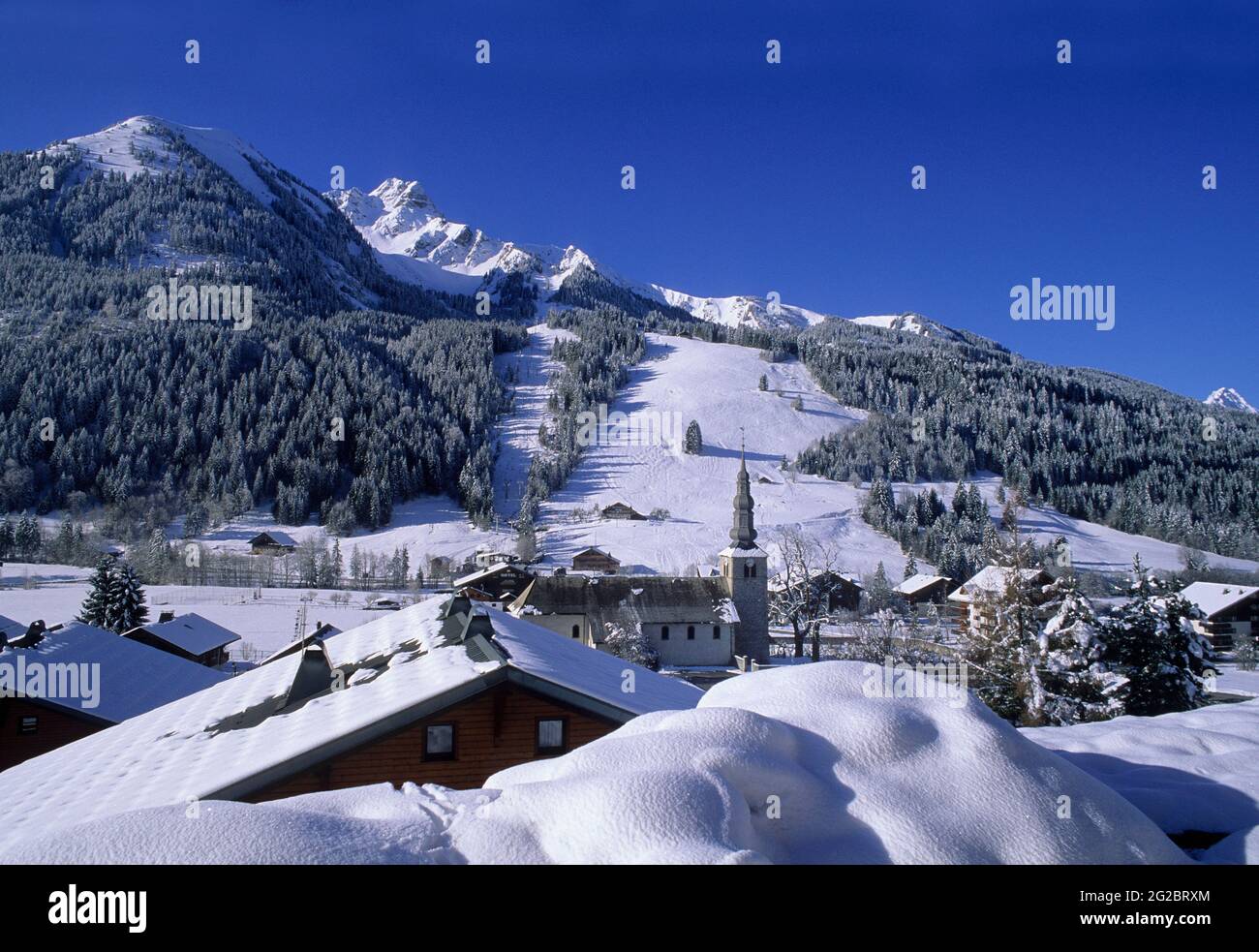 FRANCE. HAUTE-SAVOIE (74) ABONDANCE VALLEY. LES PORTES DU SOLEIL SKIING  AREA. VILLAGE OF LA-CHAPELLE-D'ABONDANCE Stock Photo - Alamy