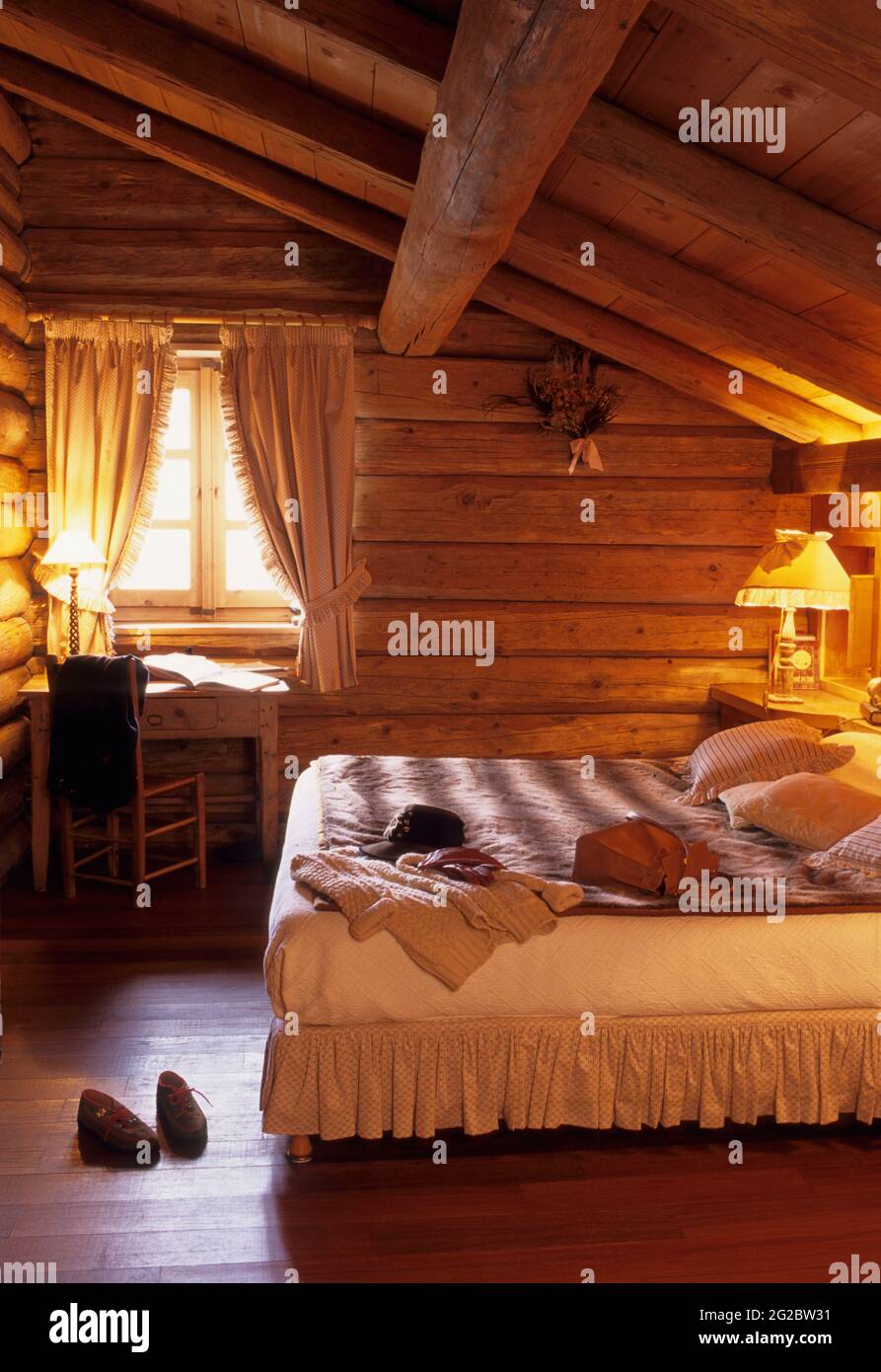 FRANCE. HAUTE-SAVOIE (74) VAL D'ARLY AND MONT-BLANC COUNTRY. MEGEVE SKI RESORT. BEDROOM OF THE GRAND-CHAMP FARM Stock Photo